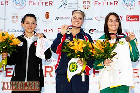 Janessa Beaman (center), Photo ISSF