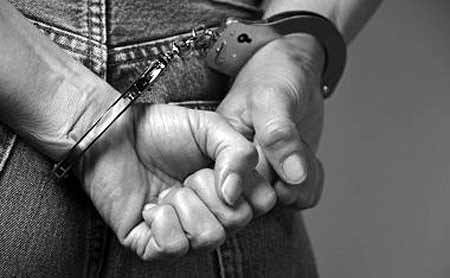 Cuffed Hands Handschellen AdobeStock 6688159